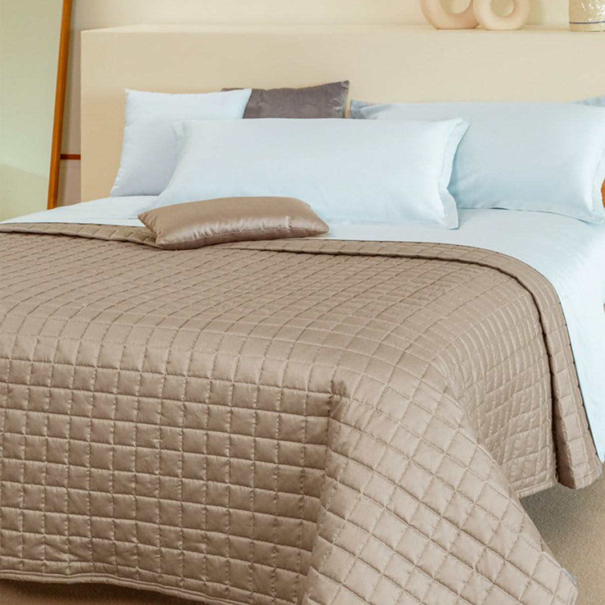 Neith Jewel Satin-Doppelsteppdecke