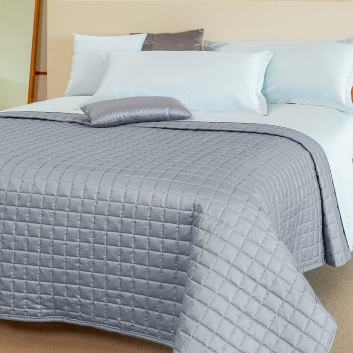 Neith Jewel Satin-Doppelsteppdecke