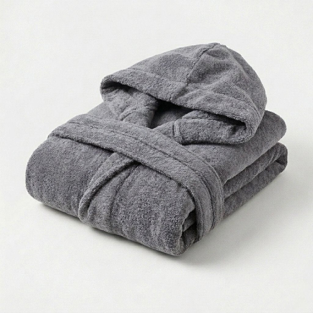 Accappatoio calibrato in spugna Ruocco Home colore grigio ferro indossato taglie forti