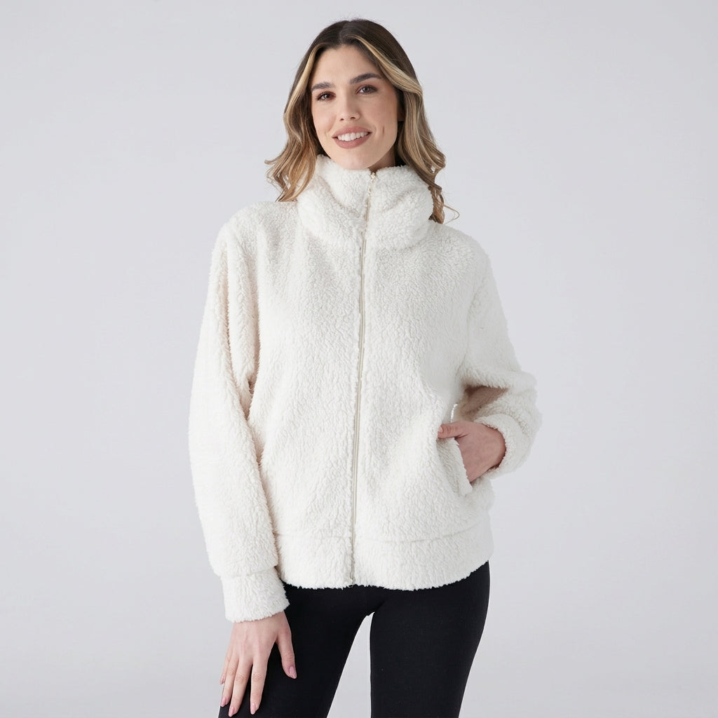Modella indossa giacca da camera da donna in caldo sherpa colore beige panna con collo a listino Karelpiù 9256
