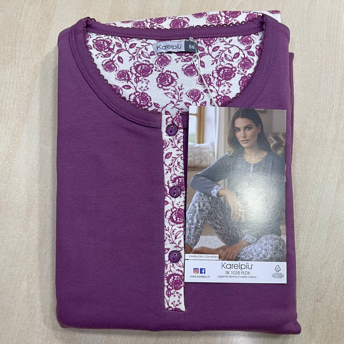 Pigiama donna in caldo cotone Karelpiù 1035 fuxia piegato con scollo a 3 bottoni, rifinitura floreale interna e cartellino informativo Karelpiù