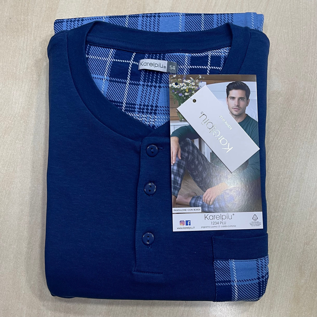 Pigiama da uomo Karelpiù modello 1234 in caldo cotone colore blu piegato su superficie piana con cartellino e dettaglio colletto a bottoni