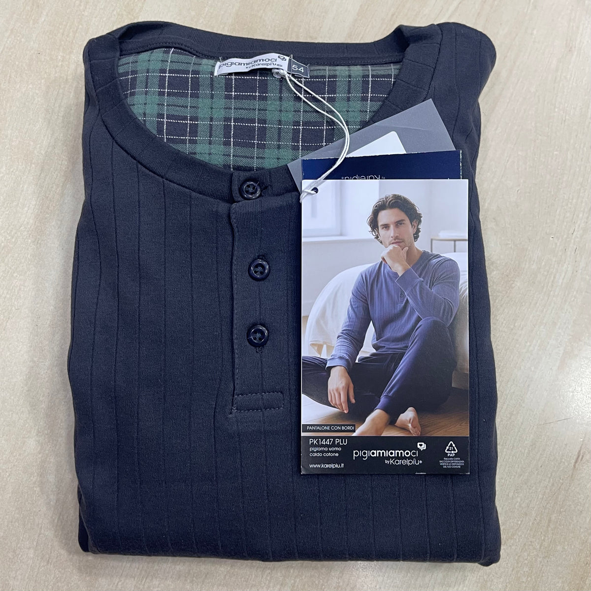 Maglia pigiama uomo grigia piegata con scollo serafino a tre bottoni, fodera interna a quadri verdi e cartellino Pigiamiamoci