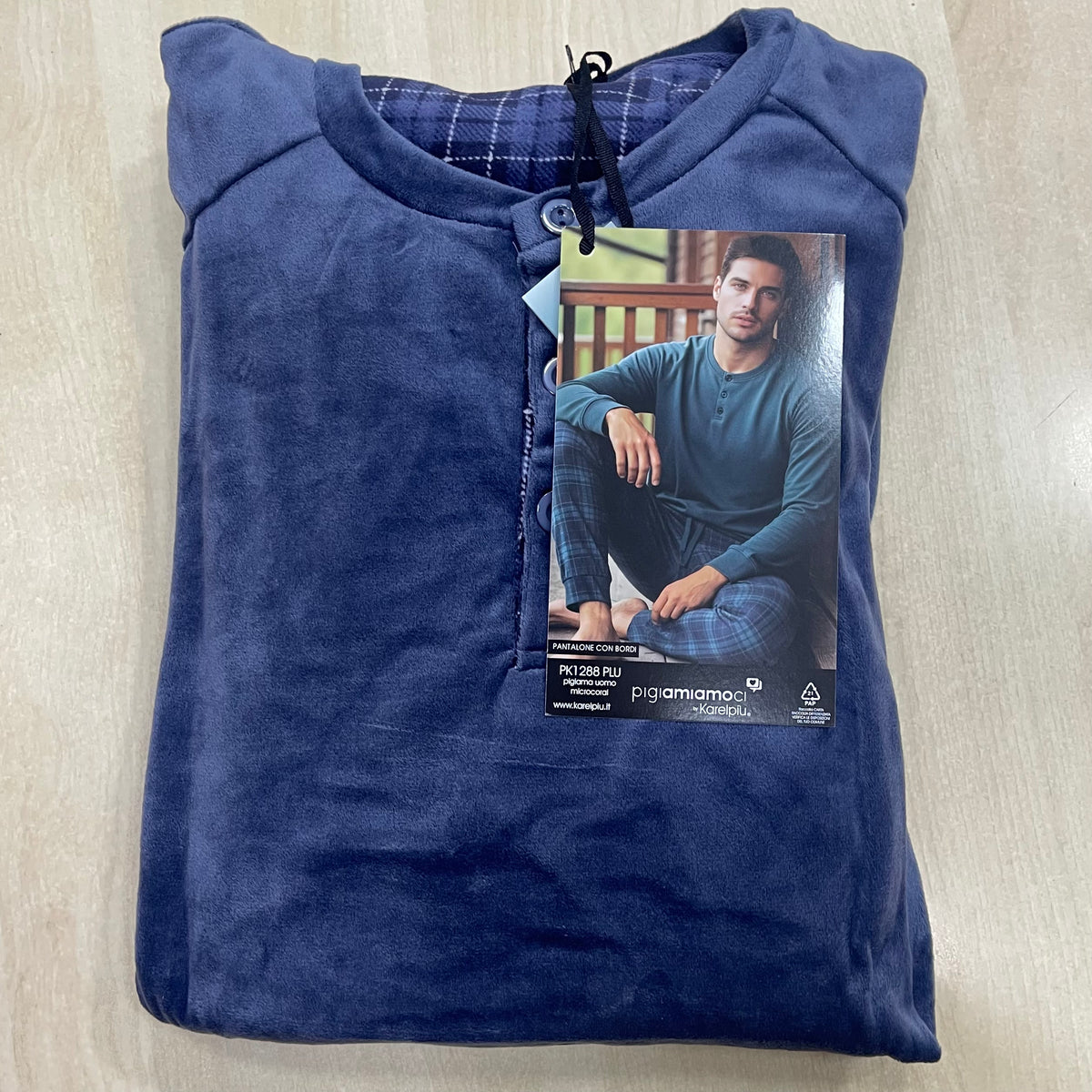 Pigiama da uomo in micro coral blu piegato su superficie piana con cartellino illustrativo del prodotto modello 1288.