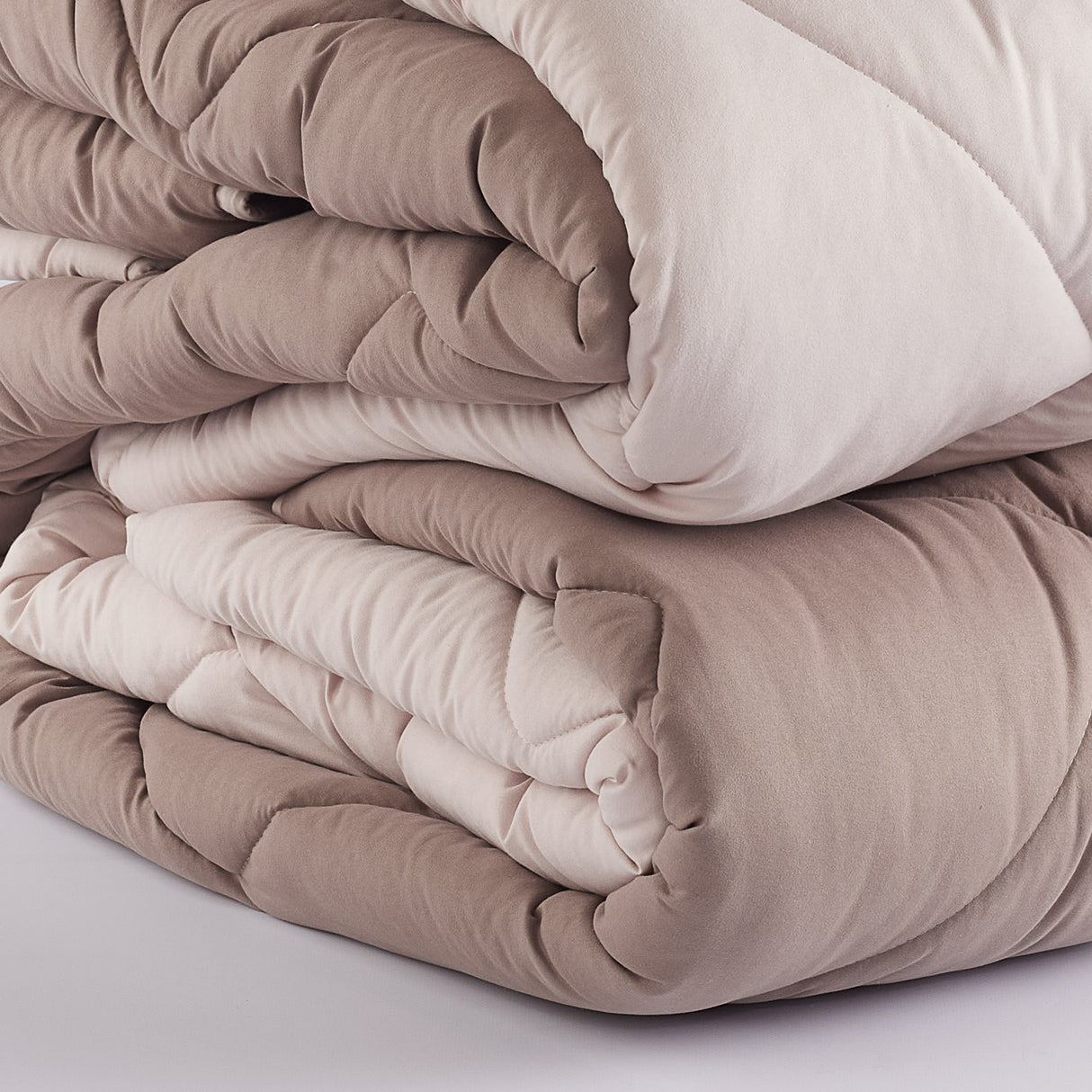 Teknotime Maè Non-Iron Quilt by Via Roma, 60 In Colors