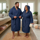 Accappatoio calibrato in spugna Ruocco Home colore blu indossato taglie forti fino alla 8xl