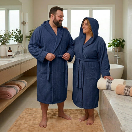 Accappatoio calibrato in spugna Ruocco Home colore blu indossato taglie forti fino alla 8xl