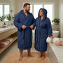 Accappatoio calibrato in spugna Ruocco Home colore blu indossato taglie forti fino alla 8xl