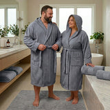 Accappatoio calibrato in spugna Ruocco Home colore grigio ferro indossato taglie forti