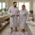 Accappatoio calibrato unisex Ruocco Home colore grigio perla indossato taglie grandi