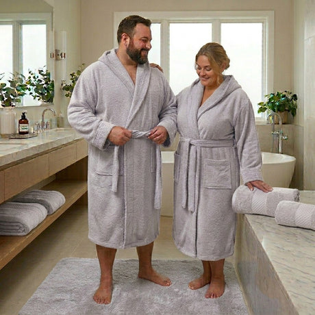 Accappatoio calibrato unisex Ruocco Home colore grigio perla indossato taglie grandi