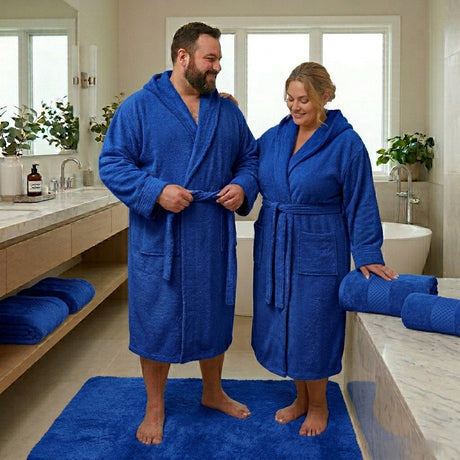 Accappatoio calibrato in spugna Ruocco Home colore blu royal indossato taglie forti