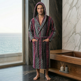 Accappatoio unisex Fausto Botticelli Home in spugna velour geometrica con cappuccio indossato