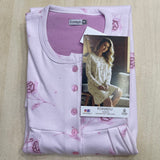 Camicia da notte da donna rosa in caldo cotone Karelpiù modello 1018 piegata con cartellino illustrativo e bottoni frontali