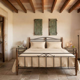 Completo lenzuola in puro cotone sul letto colore beige