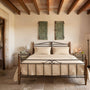 Completo lenzuola in puro cotone sul letto colore beige