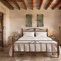 Completo lenzuola in puro cotone sul letto colore bianco