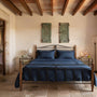 Completo lenzuola in puro cotone sul letto colore blu