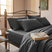 Completo lenzuola in puro cotone sul letto colore grigio