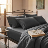 Completo lenzuola in puro cotone sul letto colore grigio