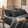 Completo lenzuola in puro cotone sul letto colore grigio