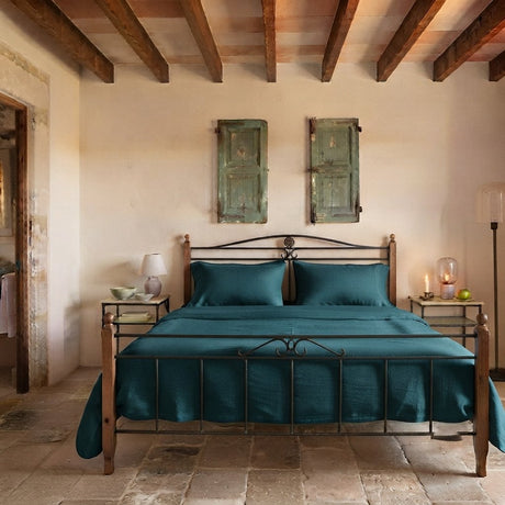Completo lenzuola in puro cotone sul letto colore ottanio