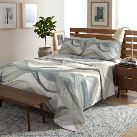 Letto matrimoniale arredato con completo lenzuola modello Ellisse di Botticelli Home in cotone verde salvia con motivi astratti fluidi.