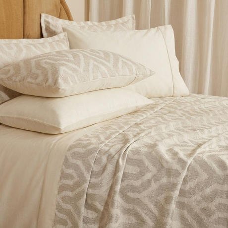 Inquadratura ravvicinata sul letto del completo Nadine Via Roma 60 beige con focus sul bordo jacquard.