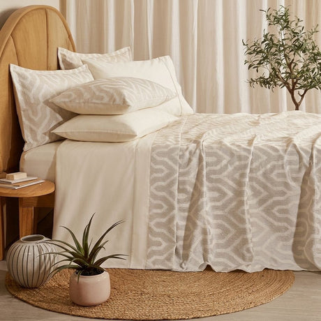 Set composto da copriletto e lenzuola modello Nadine Via Roma 60 colore beige steso sul letto.