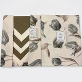 Tovaglia e tovaglioli coordinati Tulipa di Botticelli Home piegati, colore tortora con stampa floreale digitale.