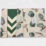 Dettaglio della confezione della tovaglia Botticelli Home modello Tulipa con tovaglioli in verde salvia.