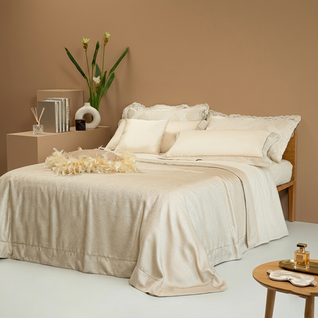 Copriletto matrimoniale elegante Battaglia modello Laura color biscotto steso sul letto.