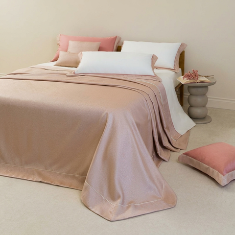 Copriletto matrimoniale elegante Battaglia modello Laura rosa cipria steso sul letto.