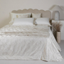 Copriletto matrimoniale jacquard Chanel Battaglia colore seta per camera da letto elegante.