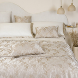 Dettaglio del disegno in rilievo tessuto jacquard del copriletto Chanel colore visone.