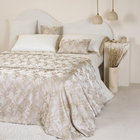 Copriletto matrimoniale jacquard Chanel Battaglia colore visone steso sul letto.