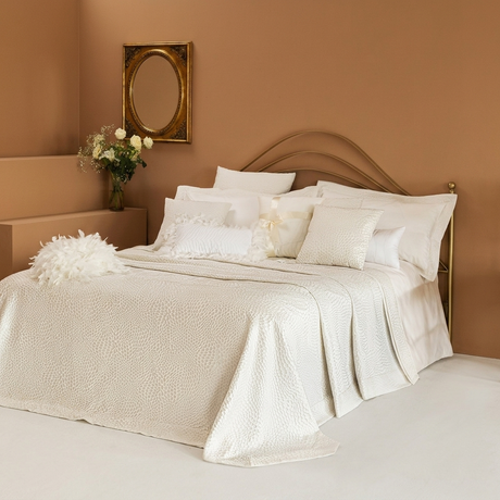 Copriletto matrimoniale elegante Battaglia modello Bao panna 270x270 cm steso sul letto.