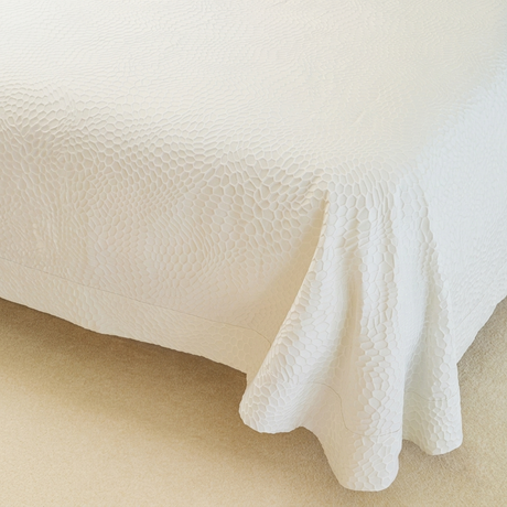 Vista laterale del copriletto elegante panna 270x270 brand Battaglia.