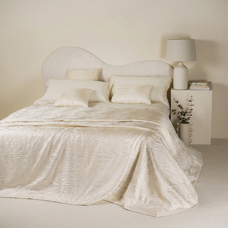 Copriletto matrimoniale jacquard Keran Battaglia variante colore panna aperto sul letto.