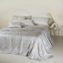 Copriletto matrimoniale jacquard Keran Battaglia variante colore perla steso sul letto.