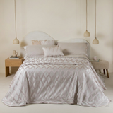 Copriletto matrimoniale jacquard Prodigy Battaglia variante colore Fard steso sul letto.