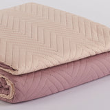 Dettaglio trapuntatura ultrasonica moderna su copriletto reversibile Rosa Antico.