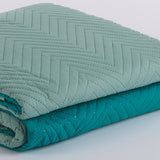 Dettaglio trapuntatura a freddo ultrasonica su copriletto reversibile color Salvia.
