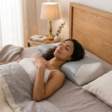 Donna che dorme supina con allineamento ottimale della testa e del collo grazie al guanciale in memory foam Vanessa.