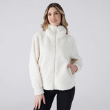 Modella indossa giacca da camera da donna in caldo sherpa colore beige panna con collo a listino Karelpiù 9256