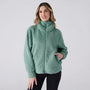 Modella indossa giacca da camera da donna in sherpa verde ottanio con collo alto e cerniera zip Karelpiù 9256