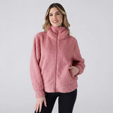 Modella indossa giacca da camera donna in tessuto sherpa effetto orsetto colore rosa antico modello Karelpiù 9256