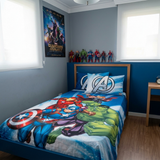 Parure letto singolo Avengers Maè by Via Roma 60 in puro cotone stesa sul letto in una cameretta.