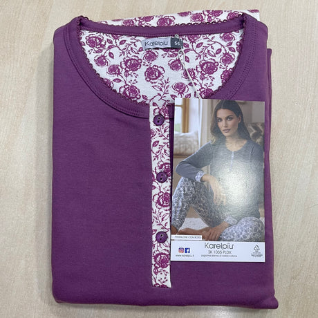 Pigiama donna in caldo cotone Karelpiù 1035 fuxia piegato con scollo a 3 bottoni, rifinitura floreale interna e cartellino informativo Karelpiù
