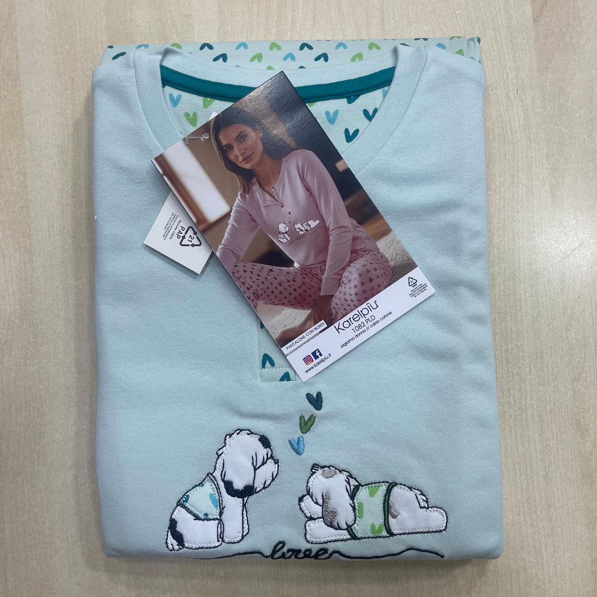 Pigiama da donna verde acqua Karelpiù 1082 piegato su piano chiaro con cartellino originale e dettaglio ricamo cagnolini
